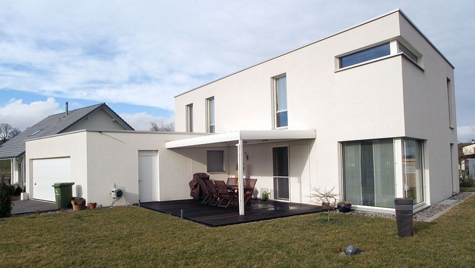 Modernes Einfamilienhaus mit flachem Dach und weißer Fassade